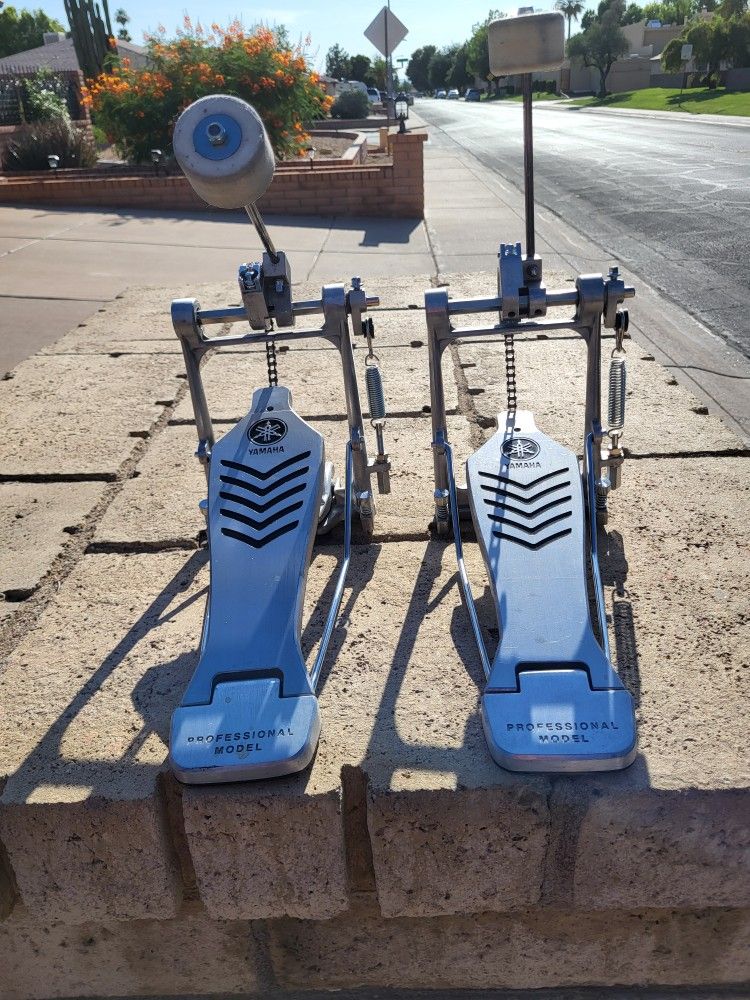 2 Yamaha Bass Drum Professional Pedals
