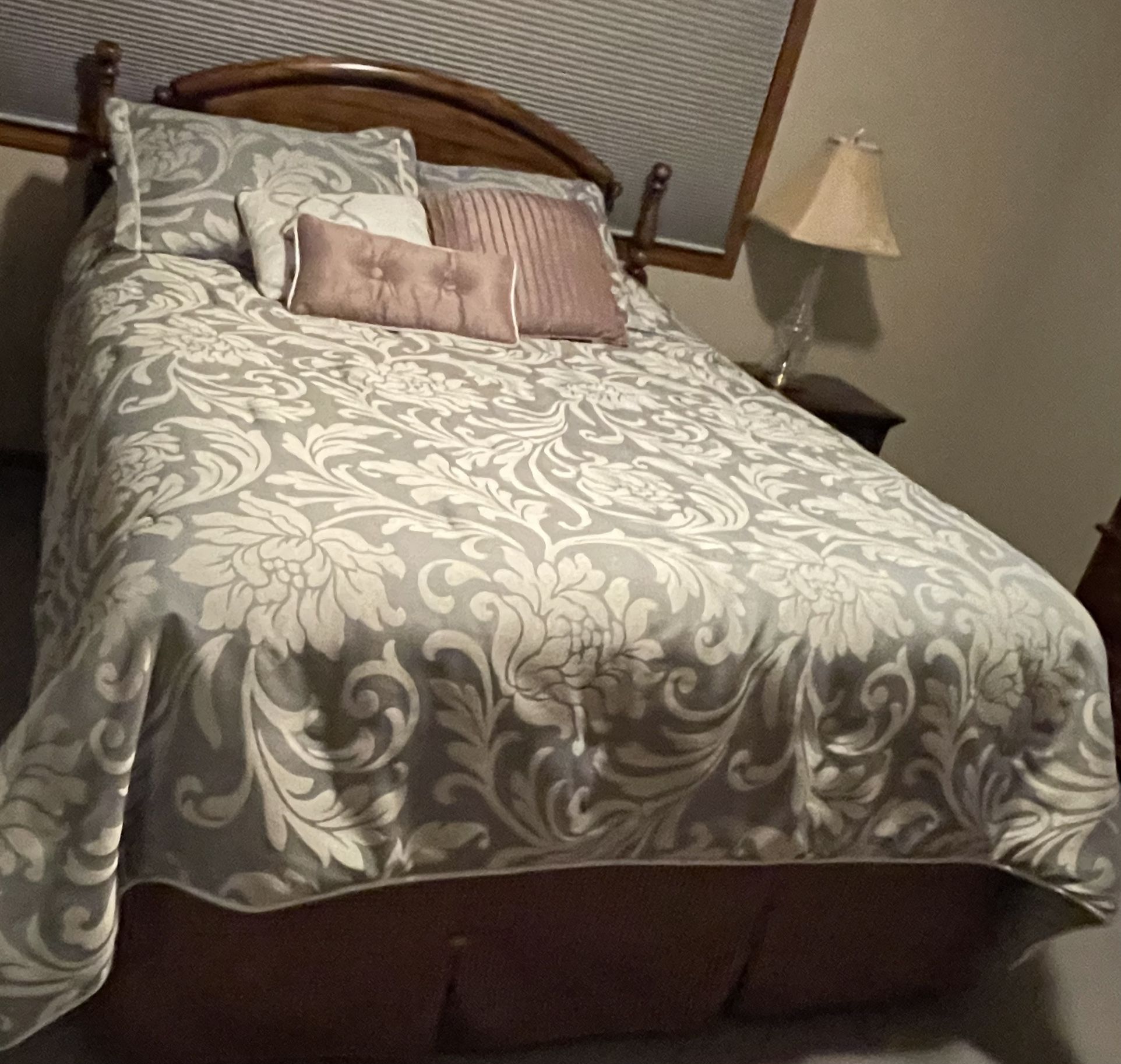 Queen Bedroom Set/PRICE REDUCED!!