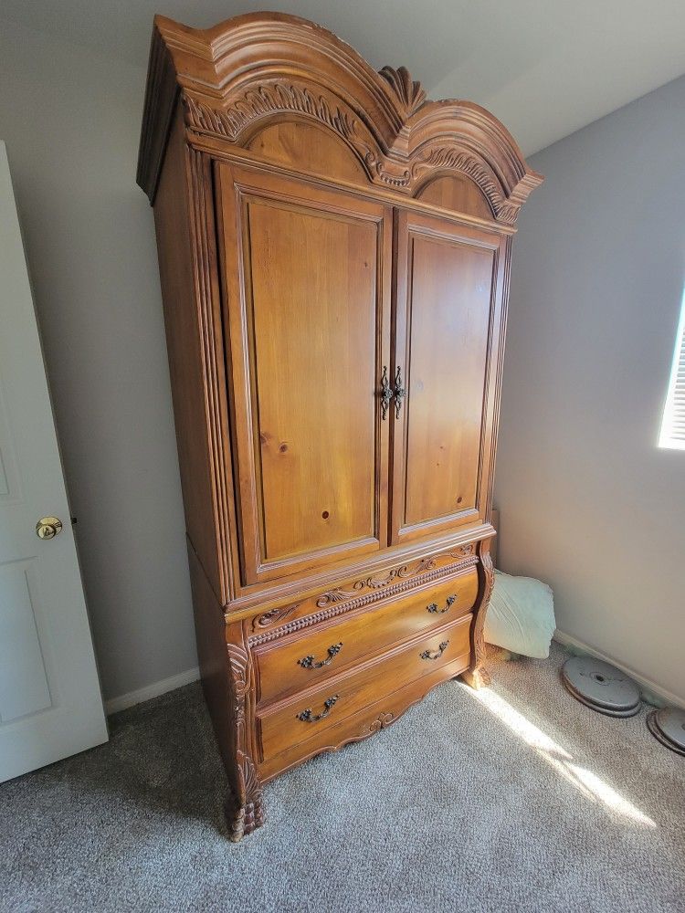 Armoire/Entertainment Center