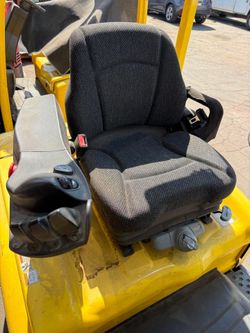 Hyster sit down electric forklift