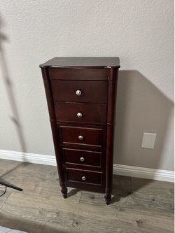 Standing jewelry box
