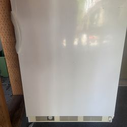 SMALL REFRIGERATOR/FREEZER!!!