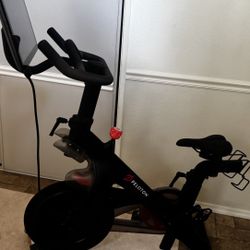 Peloton Bike – Excellent Condition, Screen Still Has Protective Film 