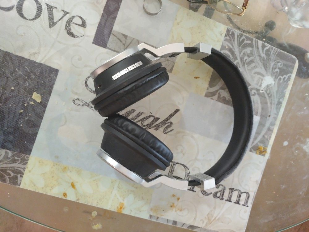 It's A Samsung By Metro And T-Mobile Nothing Wrong With It Works Good