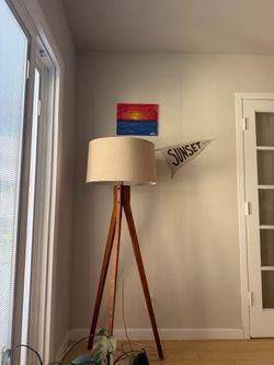 Tripod floor lamp
