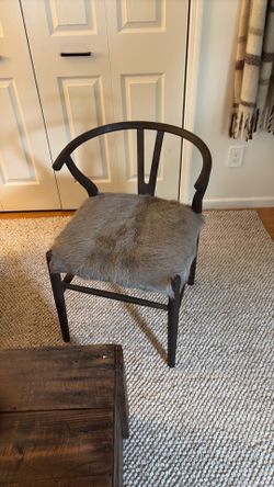 Dining chairs set of 2 wishbone style with gray fur hair seat
