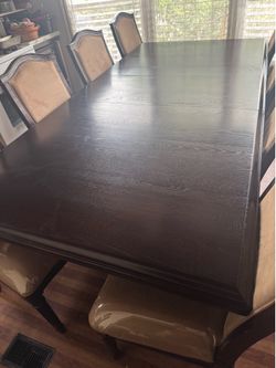 Dining room table and 8 chairs in good condition
