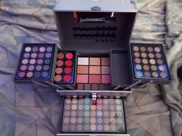 MAKEUP KIT