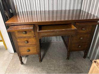 Traditional Key Hole Executive Desk