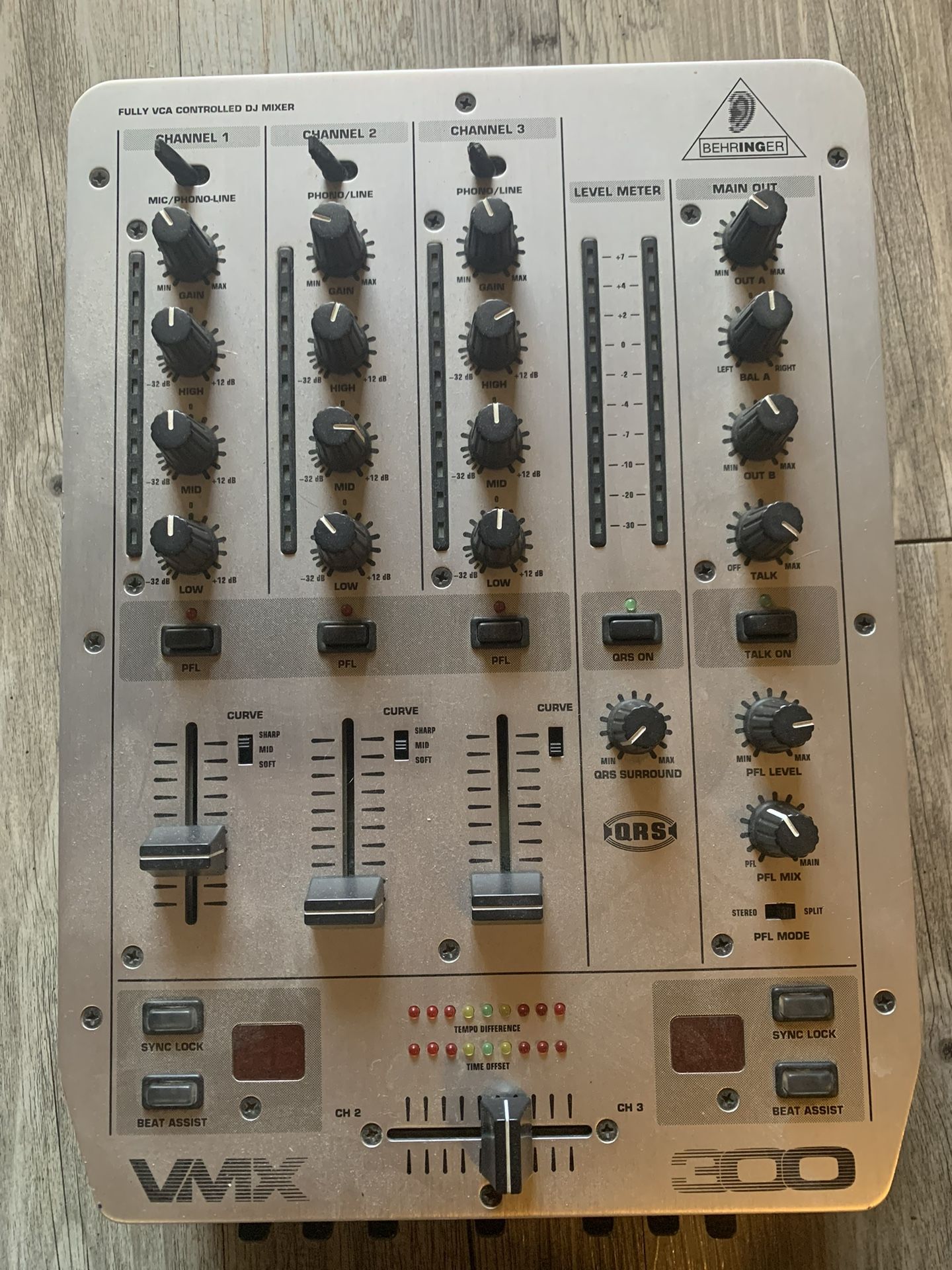 Behringer vmx 300