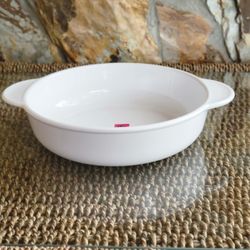 Corning Vintage P-270-B 1 1/4 Qt, 1.3 L White Round Range Oven Grab Casserole