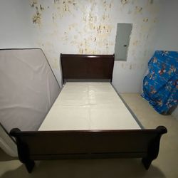 Cama Full / Full Bed 150$