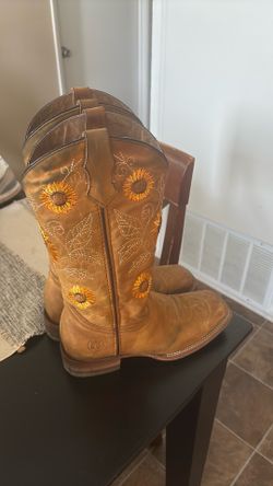 Cowgirl square toe boots size 8