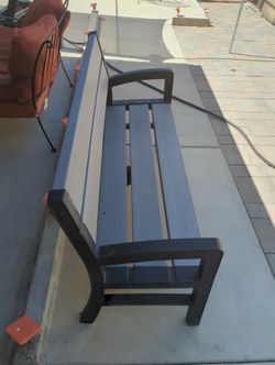 Bancas De Jardín Buen Estado Son De Plástico Duro Tengo Dos  Para Tres Personas  $125 Cada Uno O Los Dos Por $200