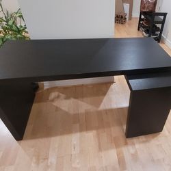 Desk With Pull-out Panel