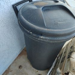 2 Trash Cans With Lids Each 20