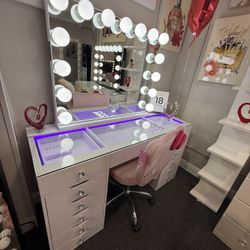 Glamour Vanity