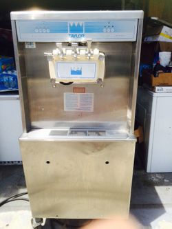 COMMERCIAL SOFT SERVE ICE CREAM MACHINE