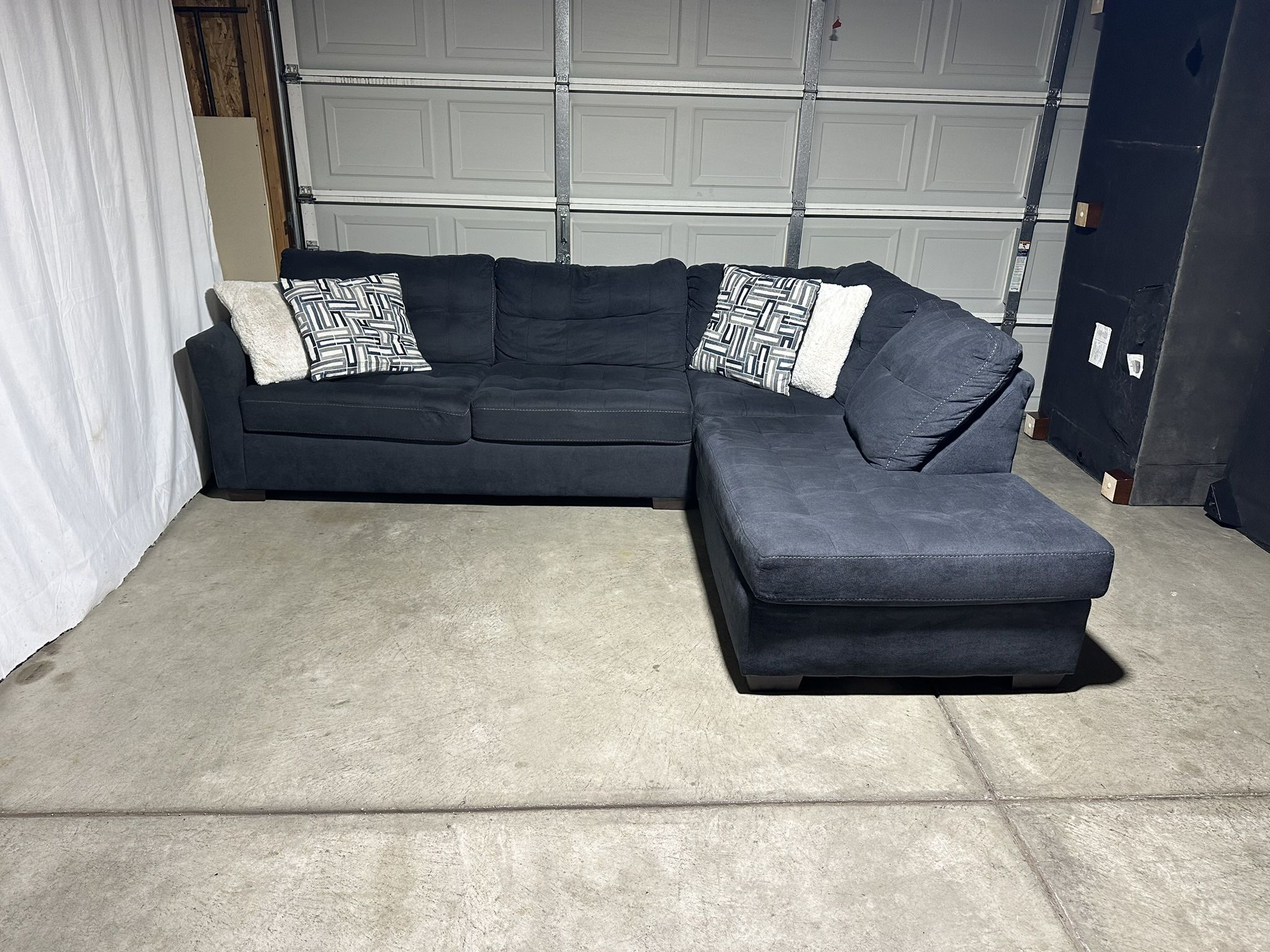 Modern Sectional Couch *Free Delivery*