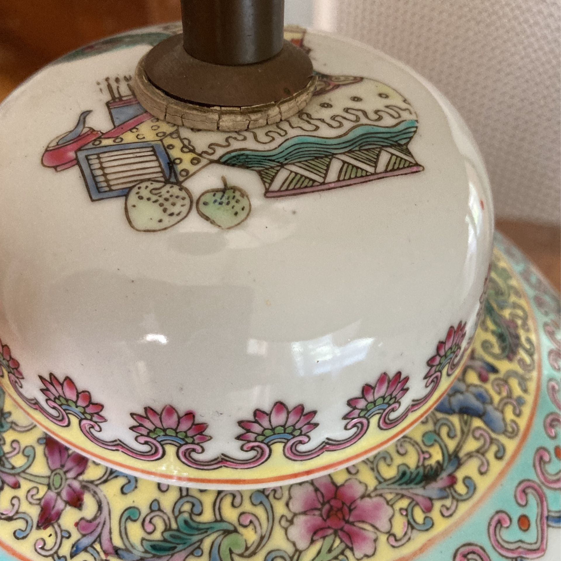 A Pair Chinese Porcelain Lamps