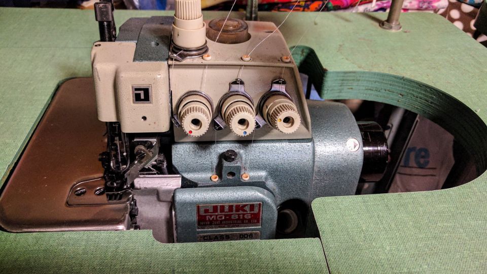 JUKI MO-816 Class DD6 Overlock 2-Needle 5-Thread Top Feed industrial sewing machine in excellent working condition
