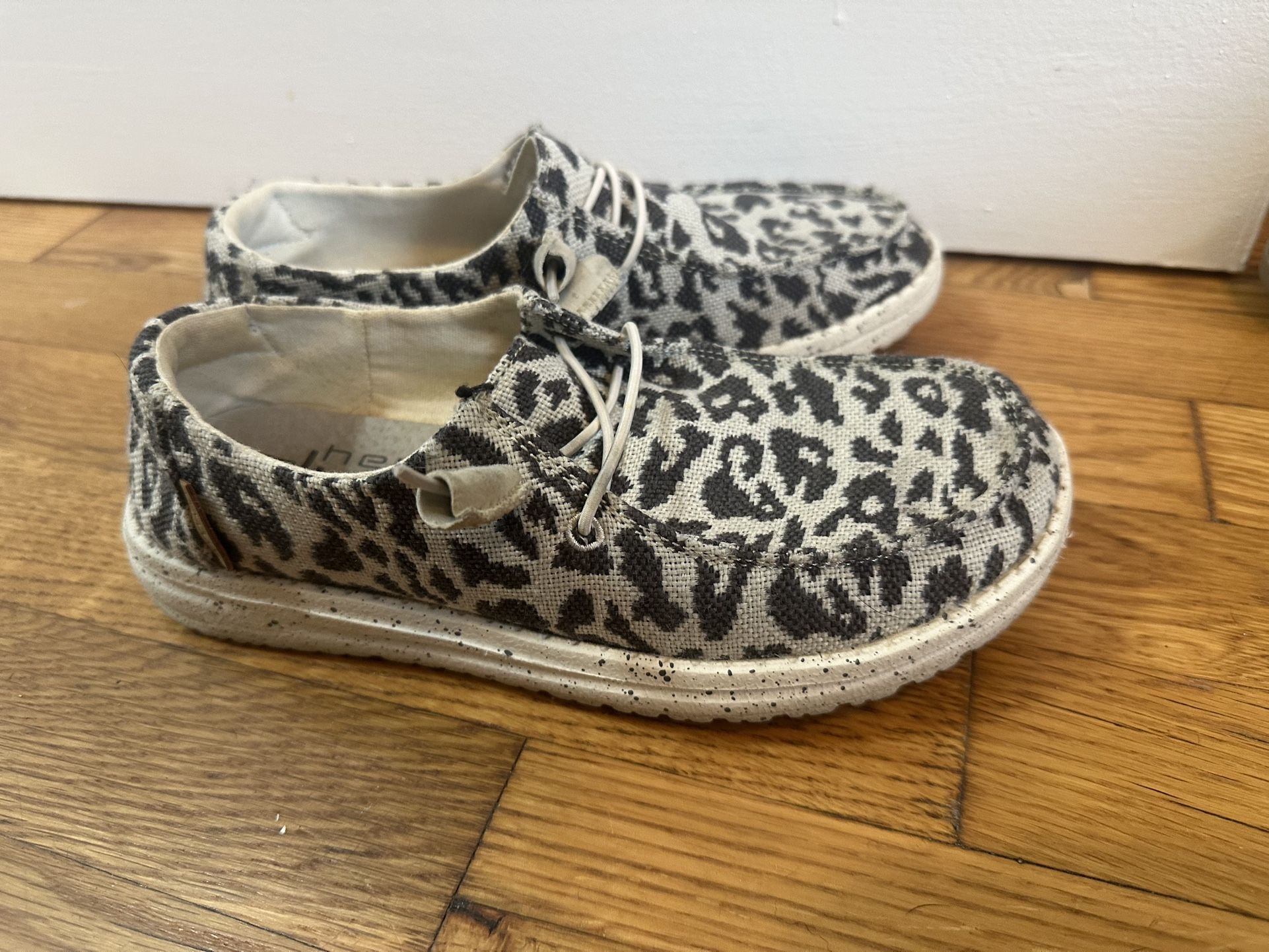 Hey Dude Women Size 5