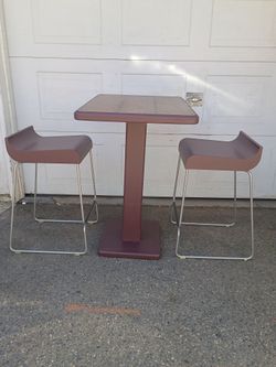 HIGH TABLE AND 2 STOOLS.