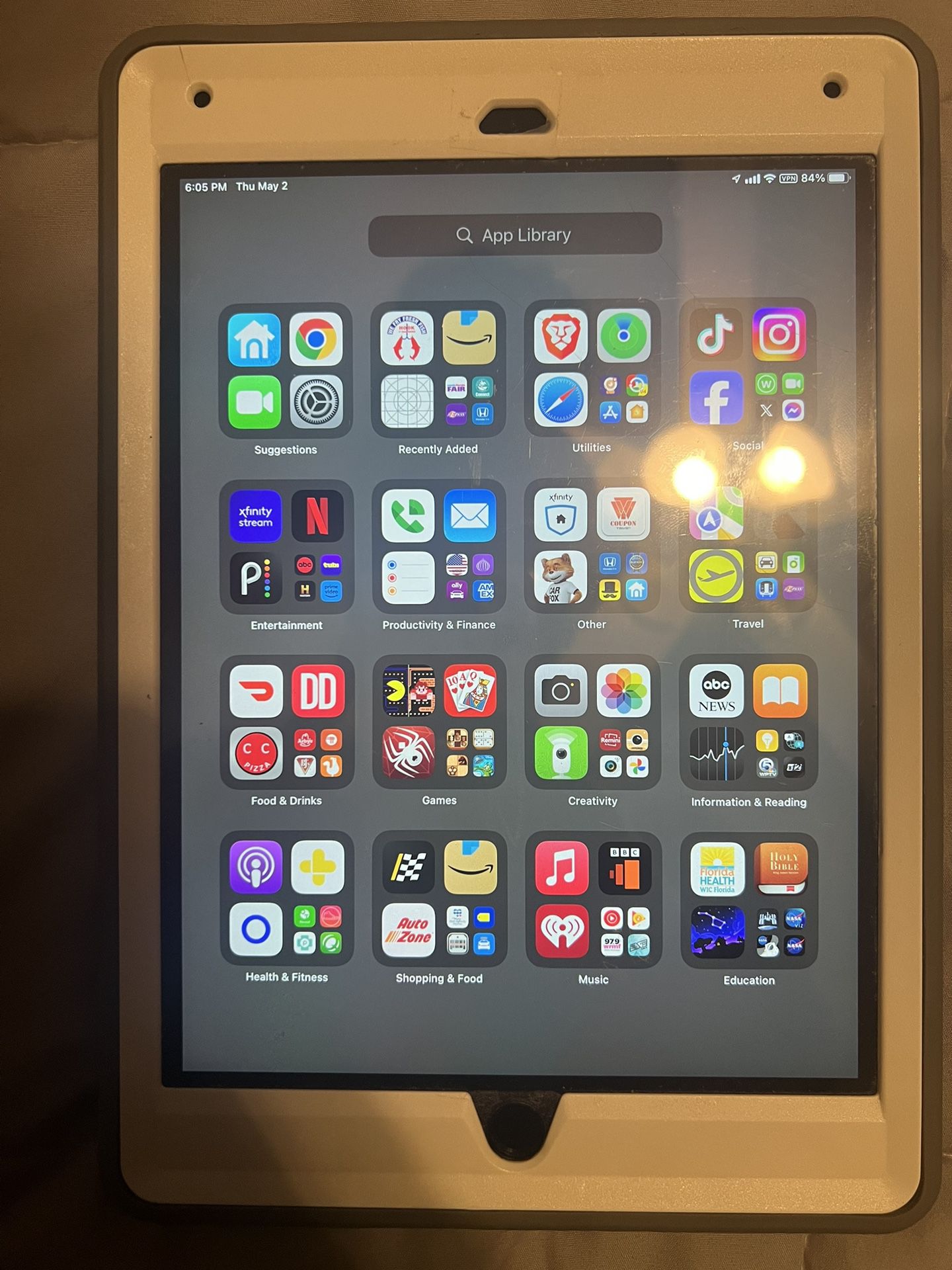 iPad Air (2 Generation )  64gb Case Included 