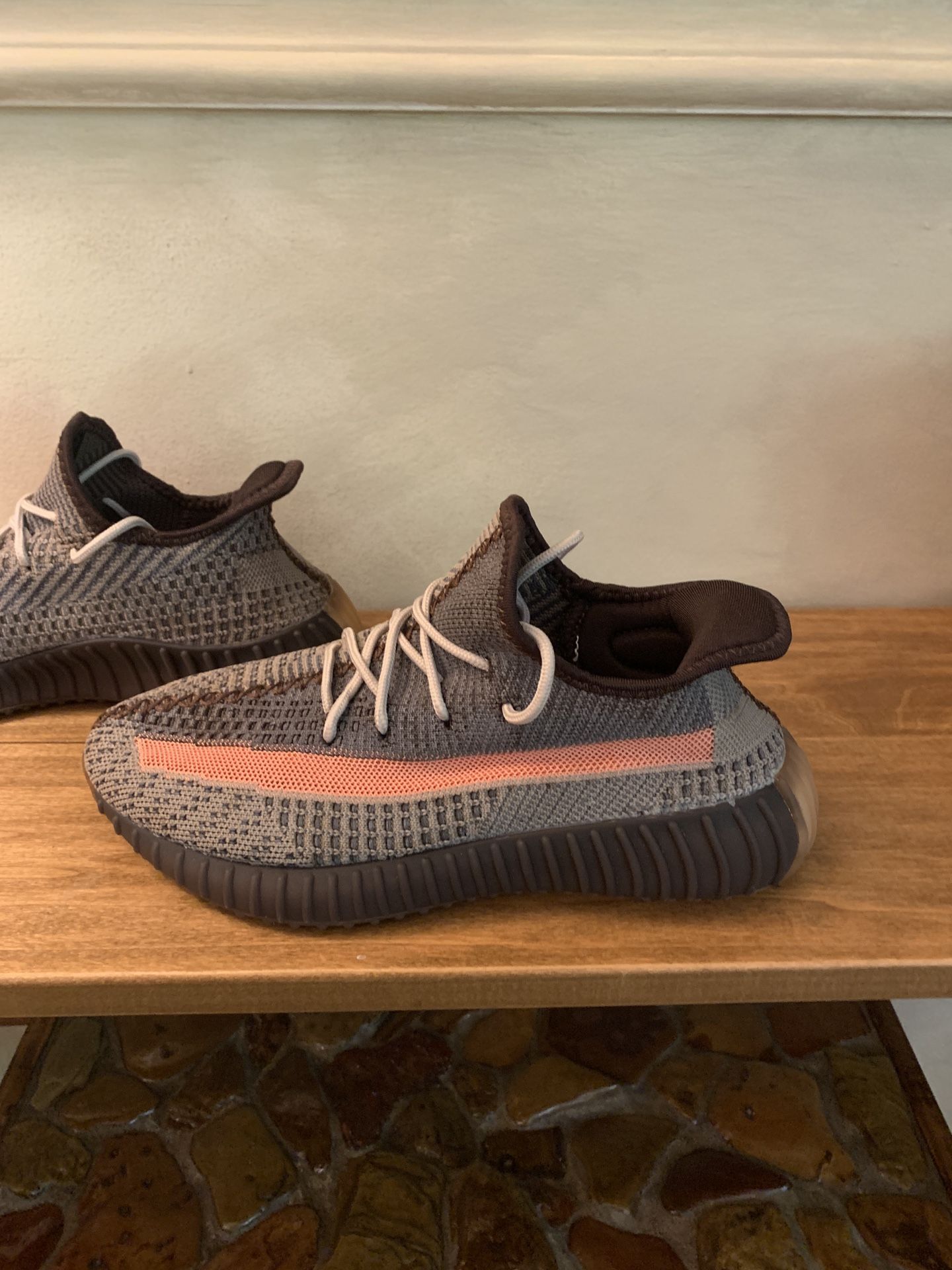 New Off Brand Men’s Shoes Size 9,91/2 “LOOKS LIKE “