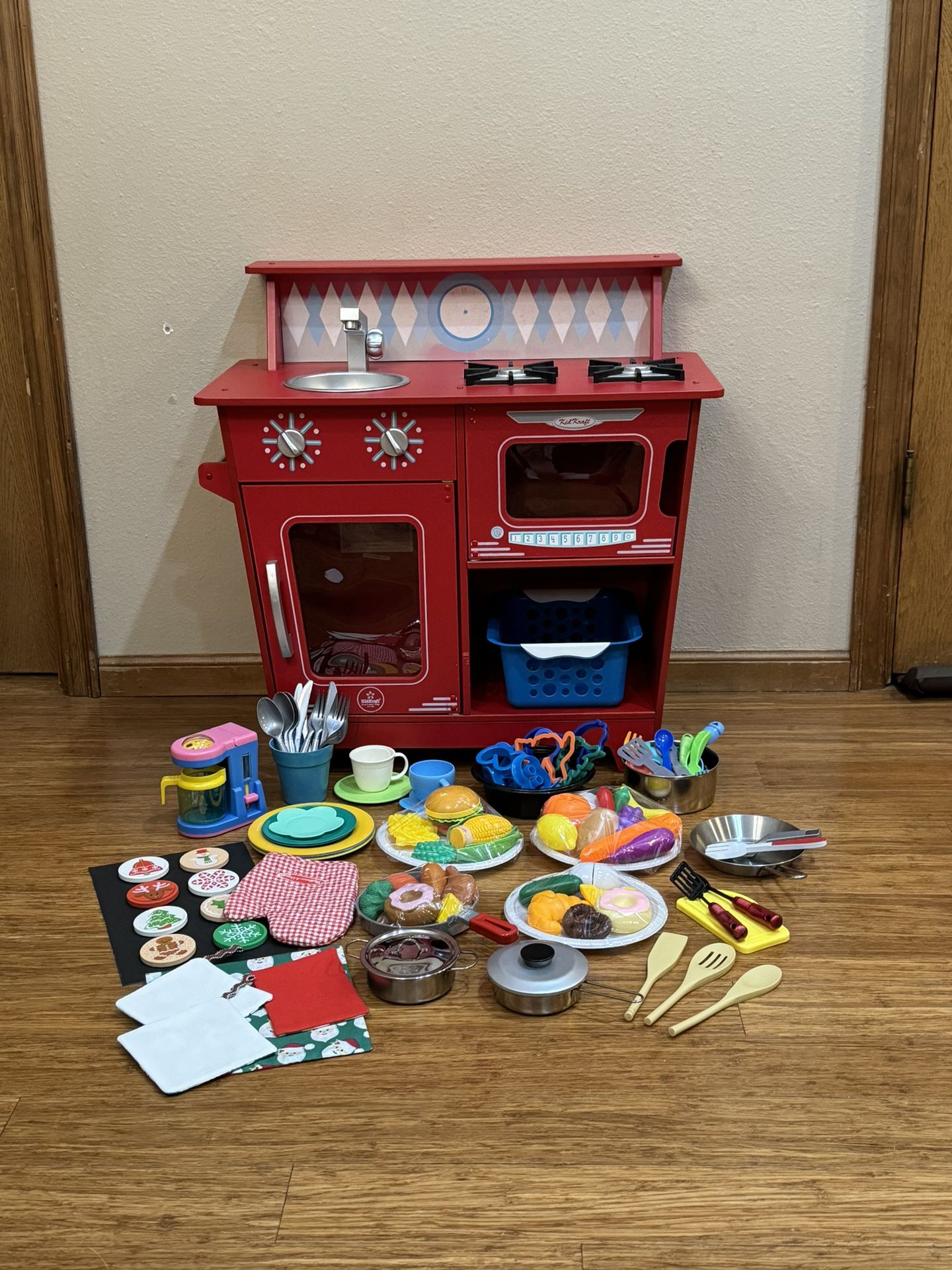 KidKraft Classic Kids Play Kitchen - Includes All Accessories 