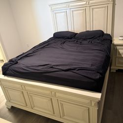 Queen Bed, Dresser & Mirror, Dresser, 2 Nightstands
