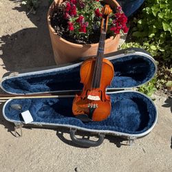 Violin 🎻. Small Size. 1/4.  For.   4.  Years 