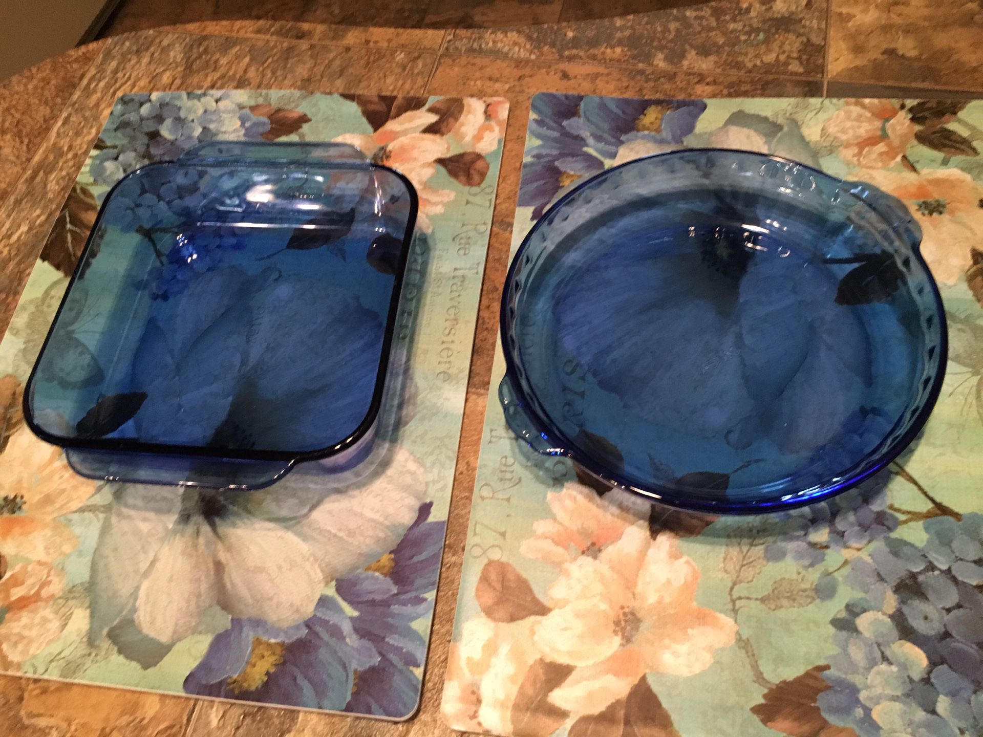 2 BLUE PYREX GLASS DISHES 10” PIE DISH & 8.5” SQUARE CASSEROLE DISH