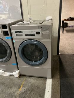 Crossover WHLFP817MC2 Commercial Front Load Washing Machine (Open Box / Scratch & Dent)