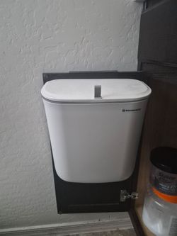 SONGMICS White Trash Can with Lid