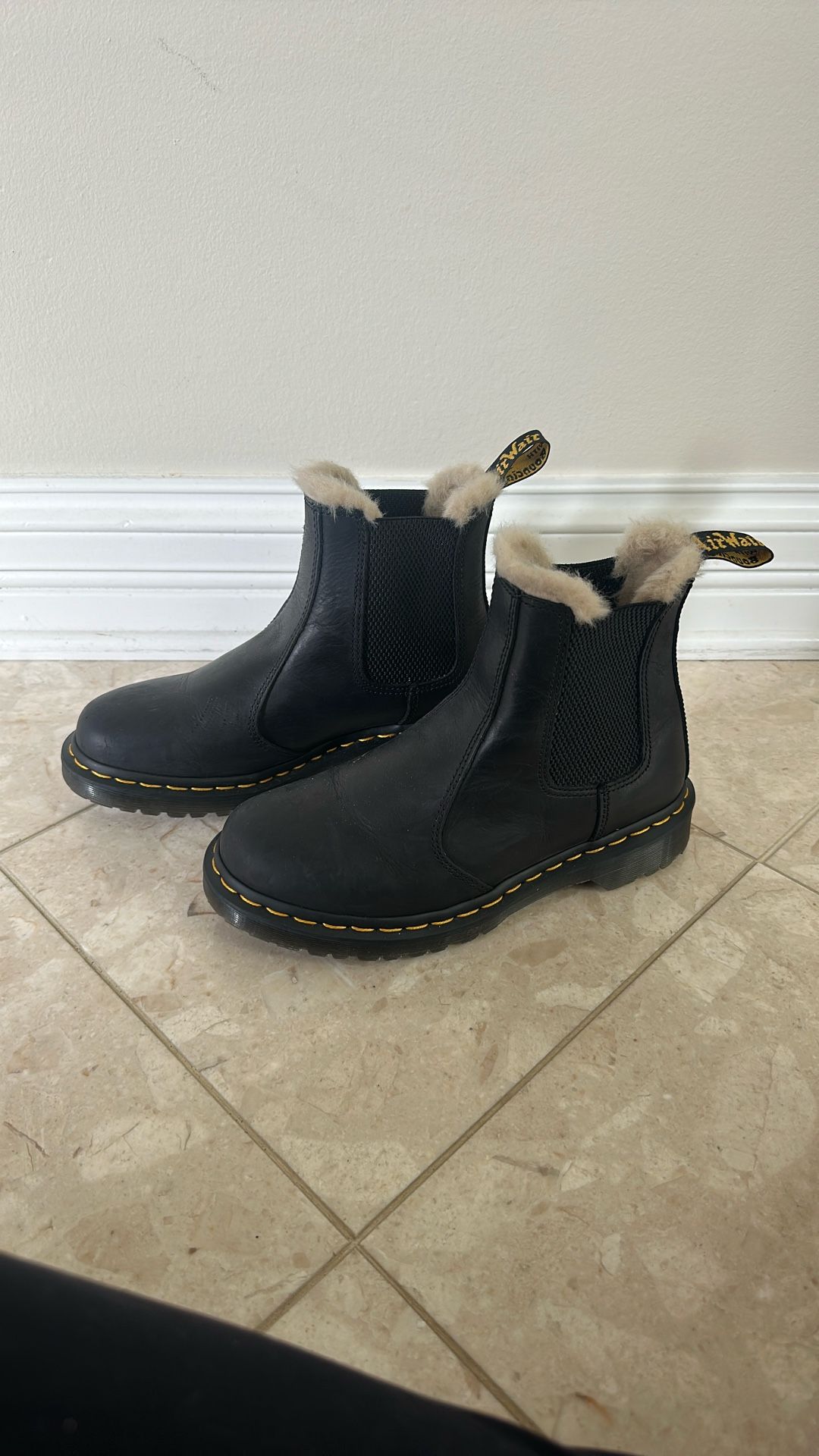 Dr Martens WOMEN'S FAUX FUR LINED CHELSEA BOOTS