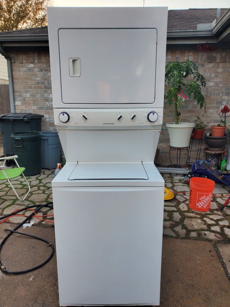 27 Frigidaire Stackable Gas Dryer Set