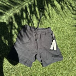 Black essential shorts 