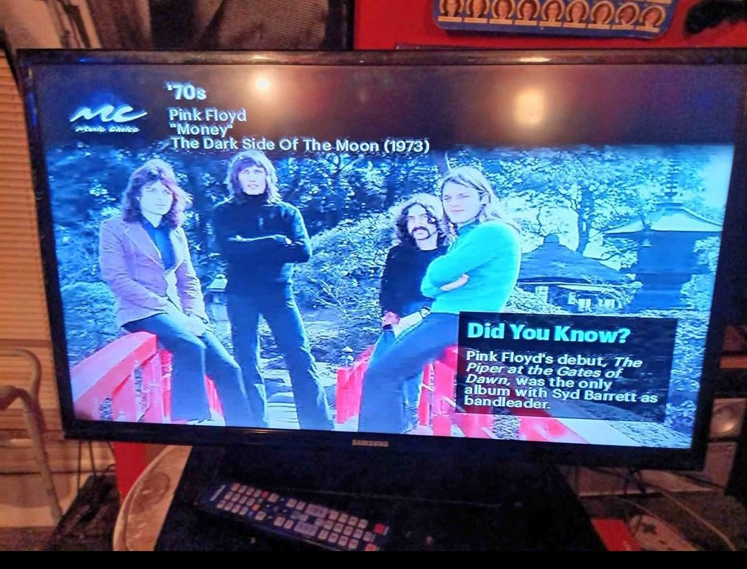 32 Smart Tv With Remote + Mount
