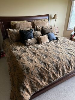 King-size bedspread with shams and pillows