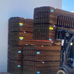 Cedro con stain de 6' pies a $3.45 y de 8' a $5.45 la pieza 