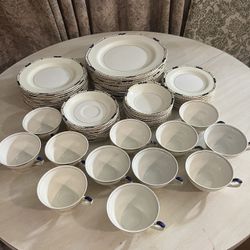 Large 70 Piece Dinnerware Set