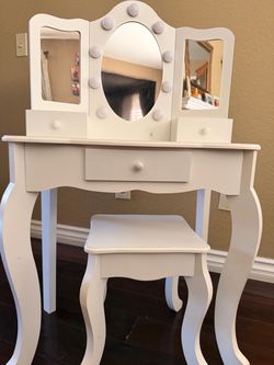 Girls vanity