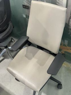 Steelcase Gesture Chair – Leather & Fabric Options – From $350 📦 Florida