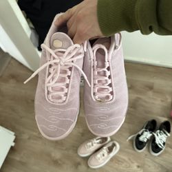 Nike women's runners pink size 7. worn 4-5 times 