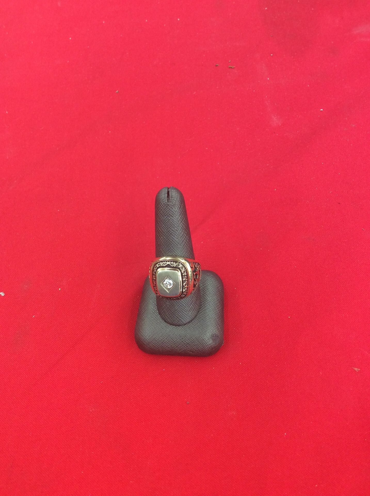 Mans ring with Diamond in the center
