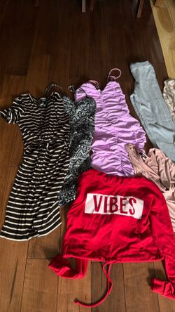 2 bolsas de ropa para mujer size S y XS. Más de 50 piezas perfecto estado pueden verla sin compromiso $30  toda