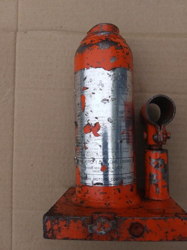 Mitsubishi Motors Hydraulic bottle jack Orange