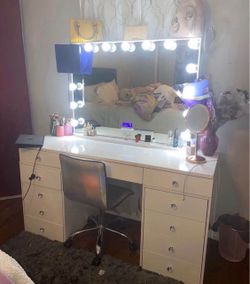 Hollywood mirror only desk is not included/ solo se vende el espejo unicamente el escritorio no