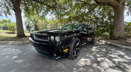 2013 Dodge Challenger R/T V8 Hemi 6-speed manual